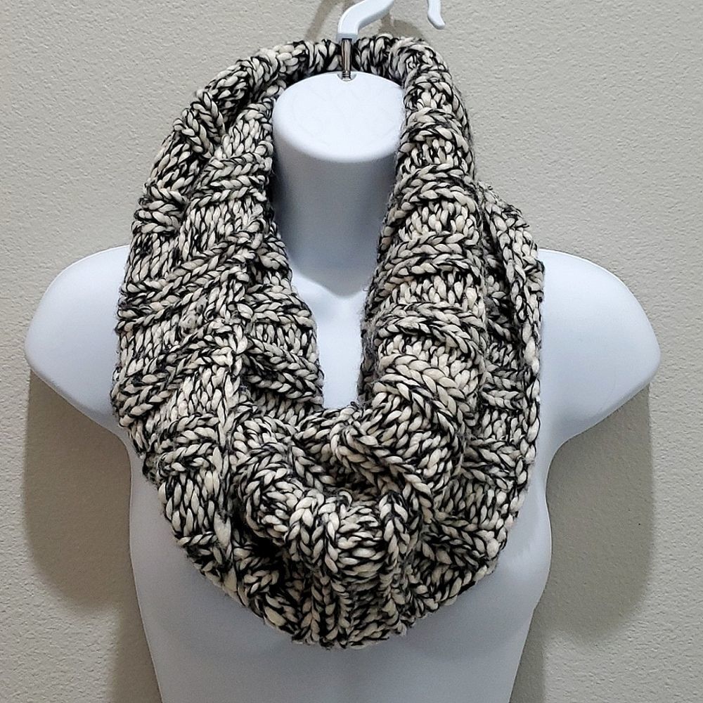 GAP CABLE KNIT INFINITY SCARF